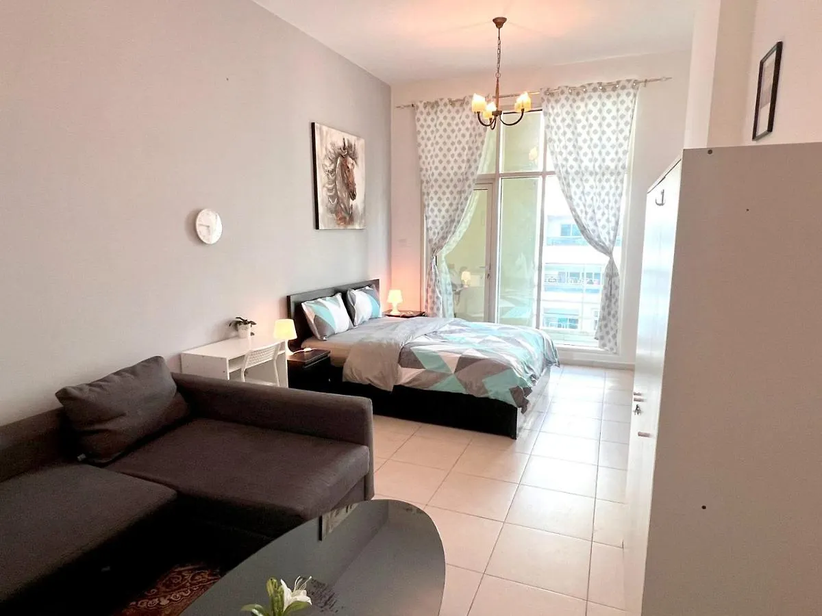 Huge Room In Al Barsha 1 Near Mashreq Metro Dubaj