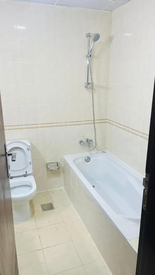 Huge Room In Al Barsha 1 Near Mashreq Metro Dubaj
